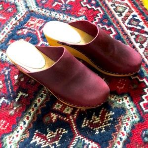 Nina Z wine colored wedge clogs